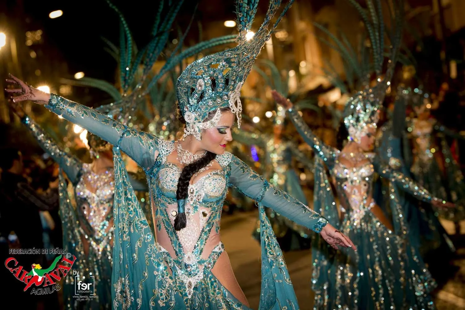 Bailarina con espectacular traje turquesa y pedrería en el Carnaval de Águilas