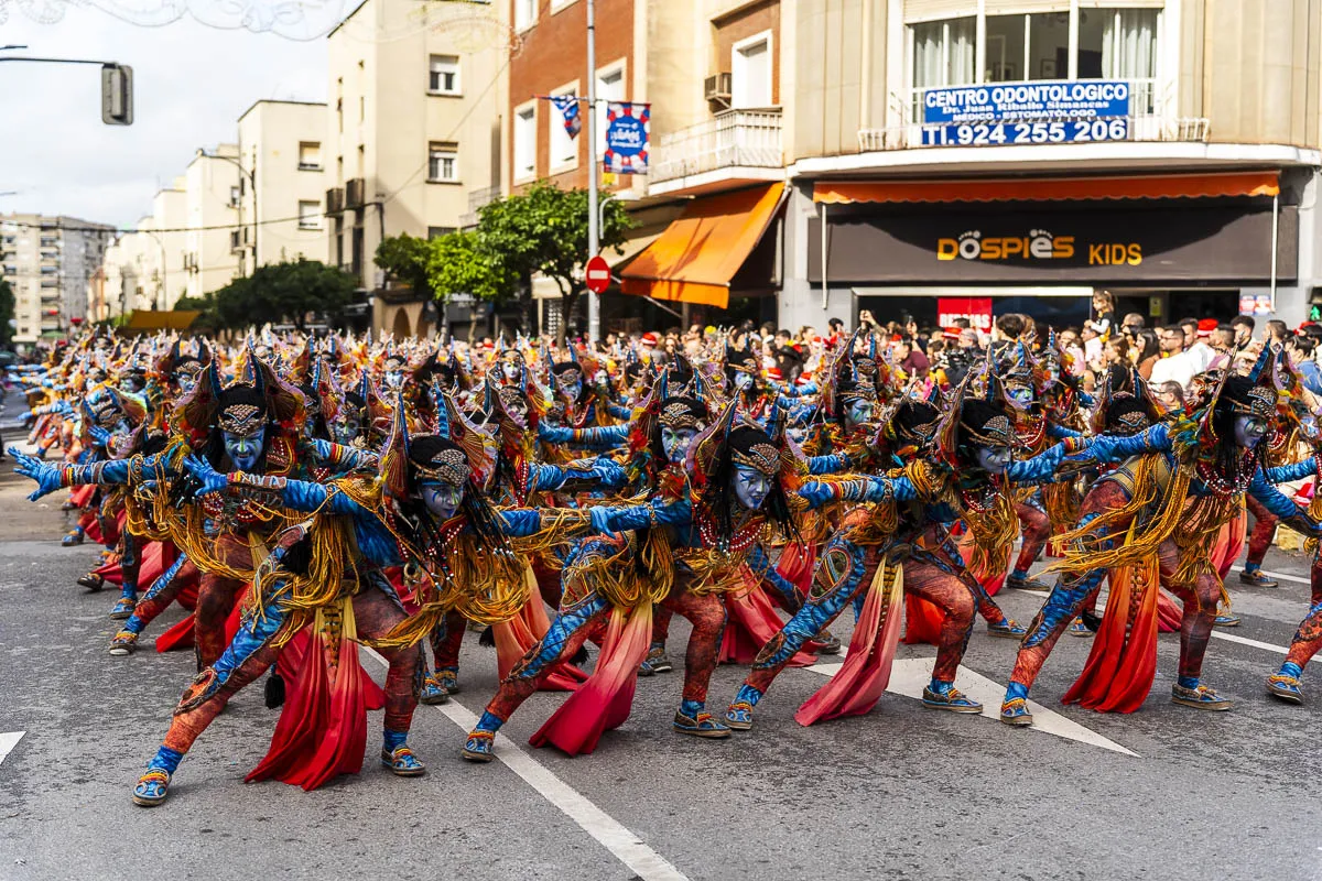 Desfile masivo de comparsas con trajes tribales coloridos por las calles del Carnaval de Badajoz