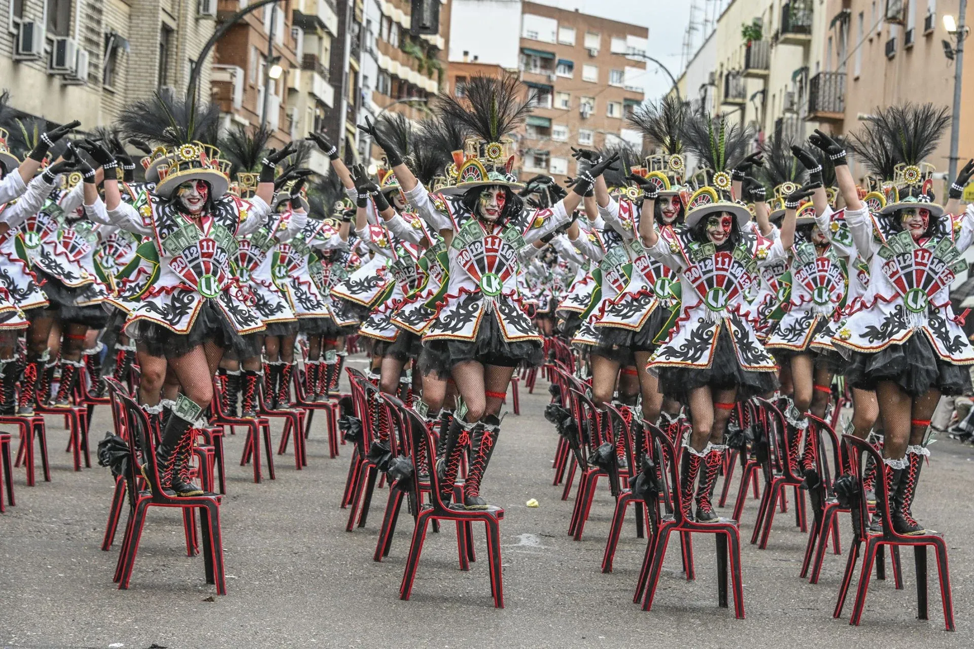 Comparsa La Kochera con coreografía sincronizada en el desfile del Carnaval de Badajoz