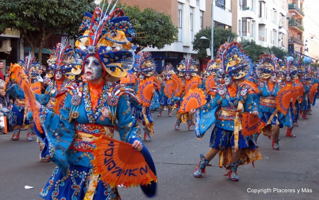 Comparsa con disfraces azules y naranjas de inspiración japonesa en el Carnaval de Badajoz