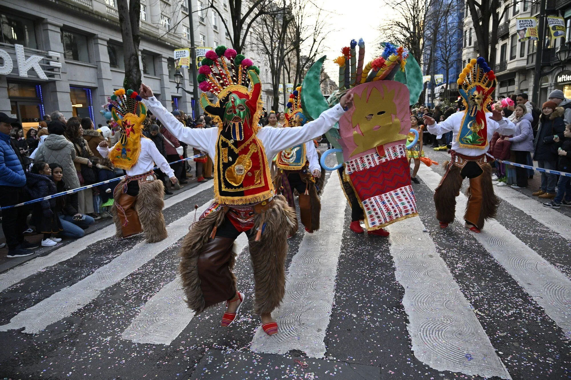 Comparsistas con cabezudos y disfraces tradicionales bailando en el Carnaval de Bilbao