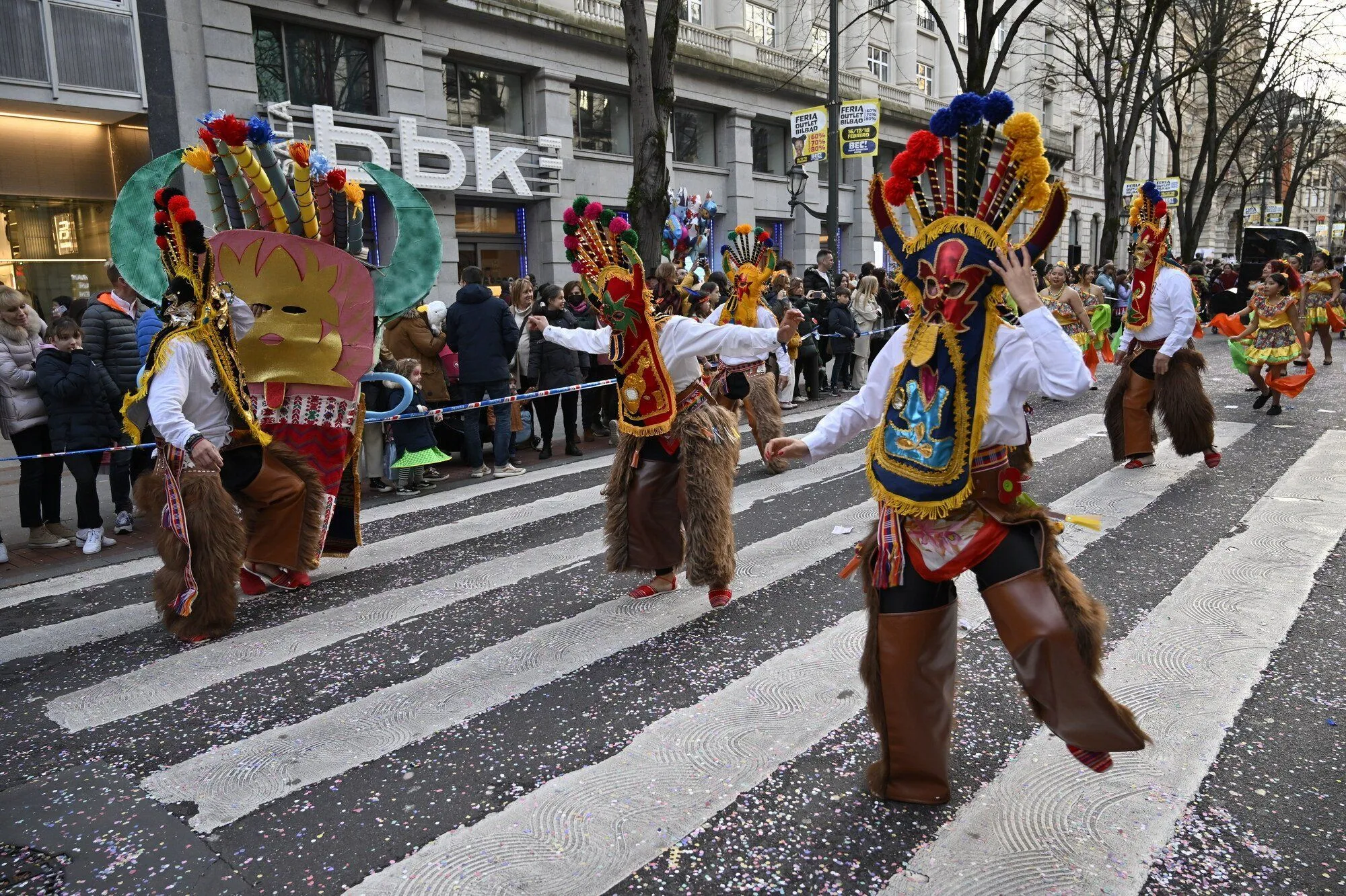 Desfile de cabezudos con trajes coloridos por la Gran Vía del Carnaval de Bilbao