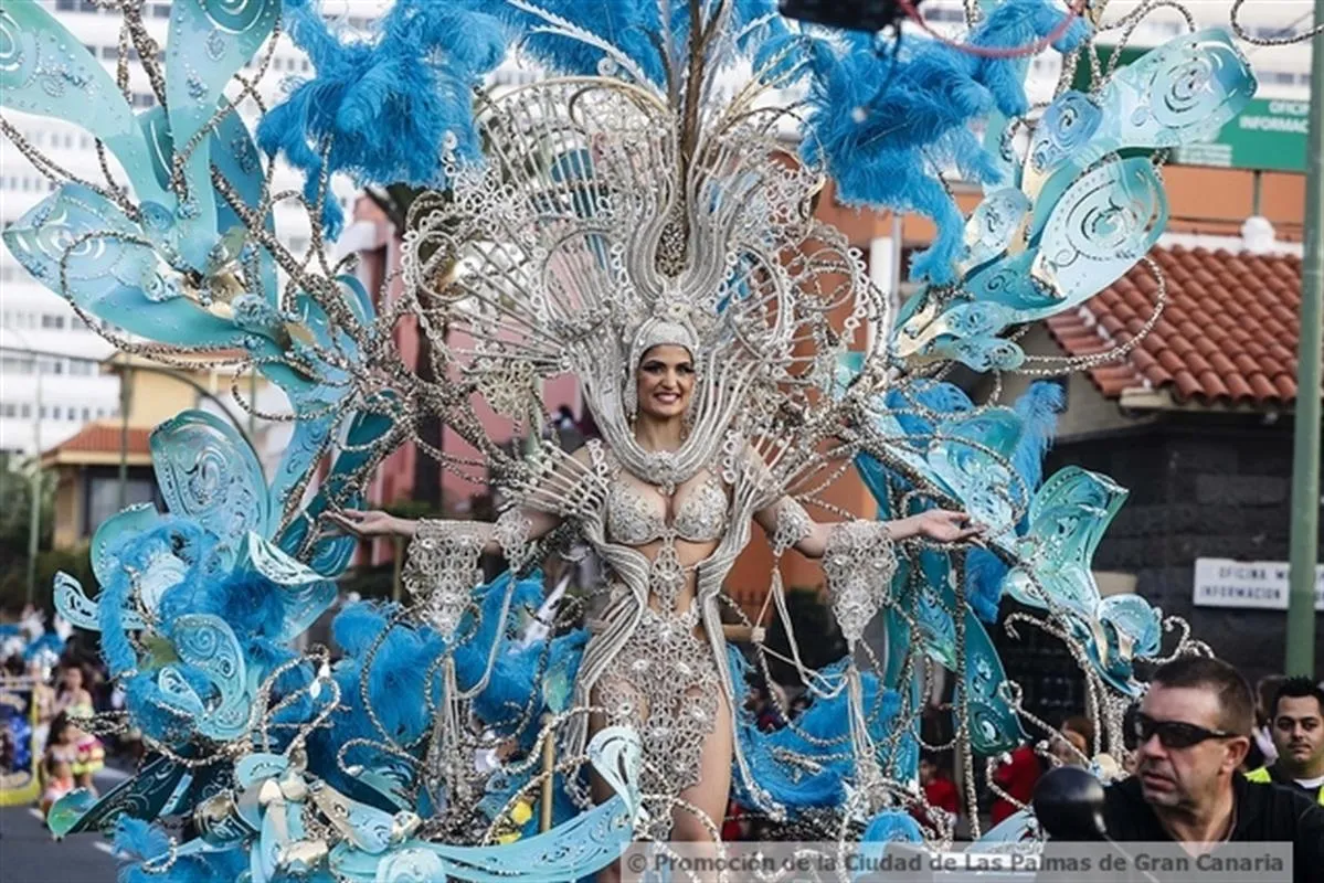 Reina del Carnaval de Las Palmas con espectacular traje plateado y azul de fantasía