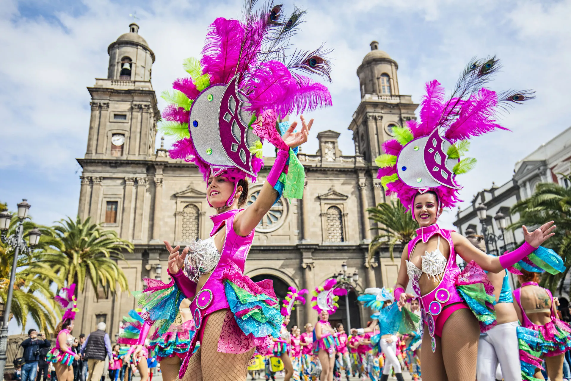 Vista aérea del multitudinario desfile de carrozas del Carnaval de Las Palmas de Gran Canaria