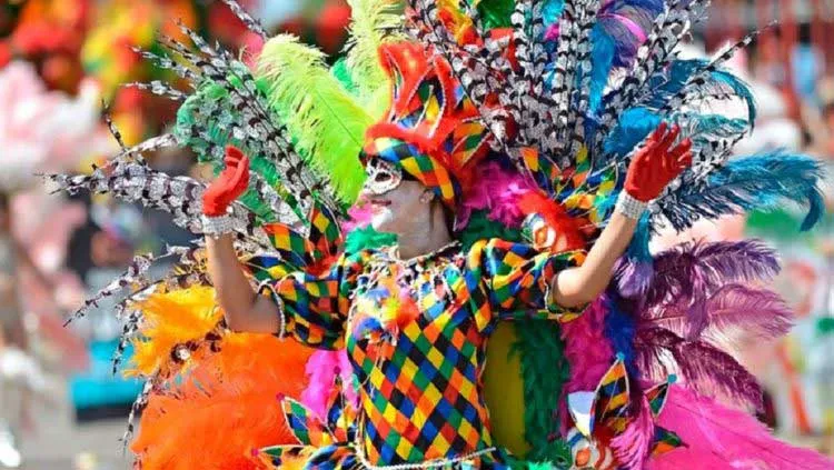 Disfraz de arlequín multicolor con plumas en el Carnaval de Málaga