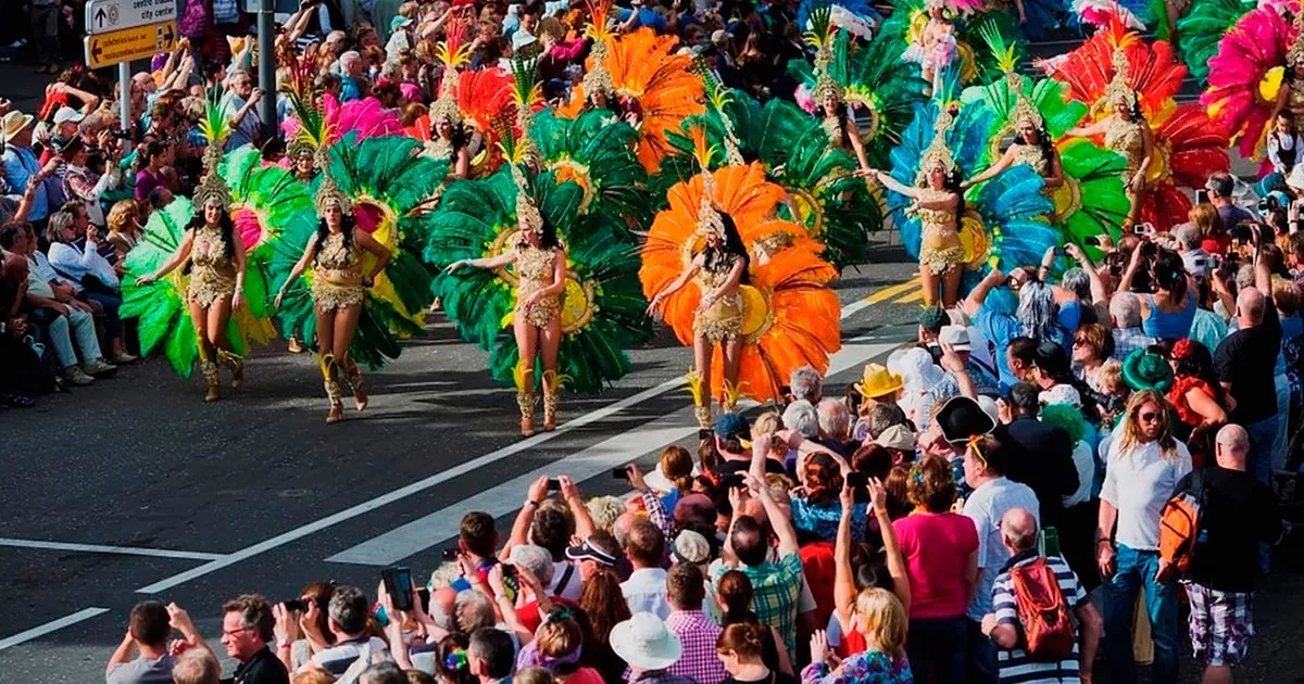 Comparsas con plumas tropicales multicolores en el desfile del Carnaval de Santa Cruz de Tenerife