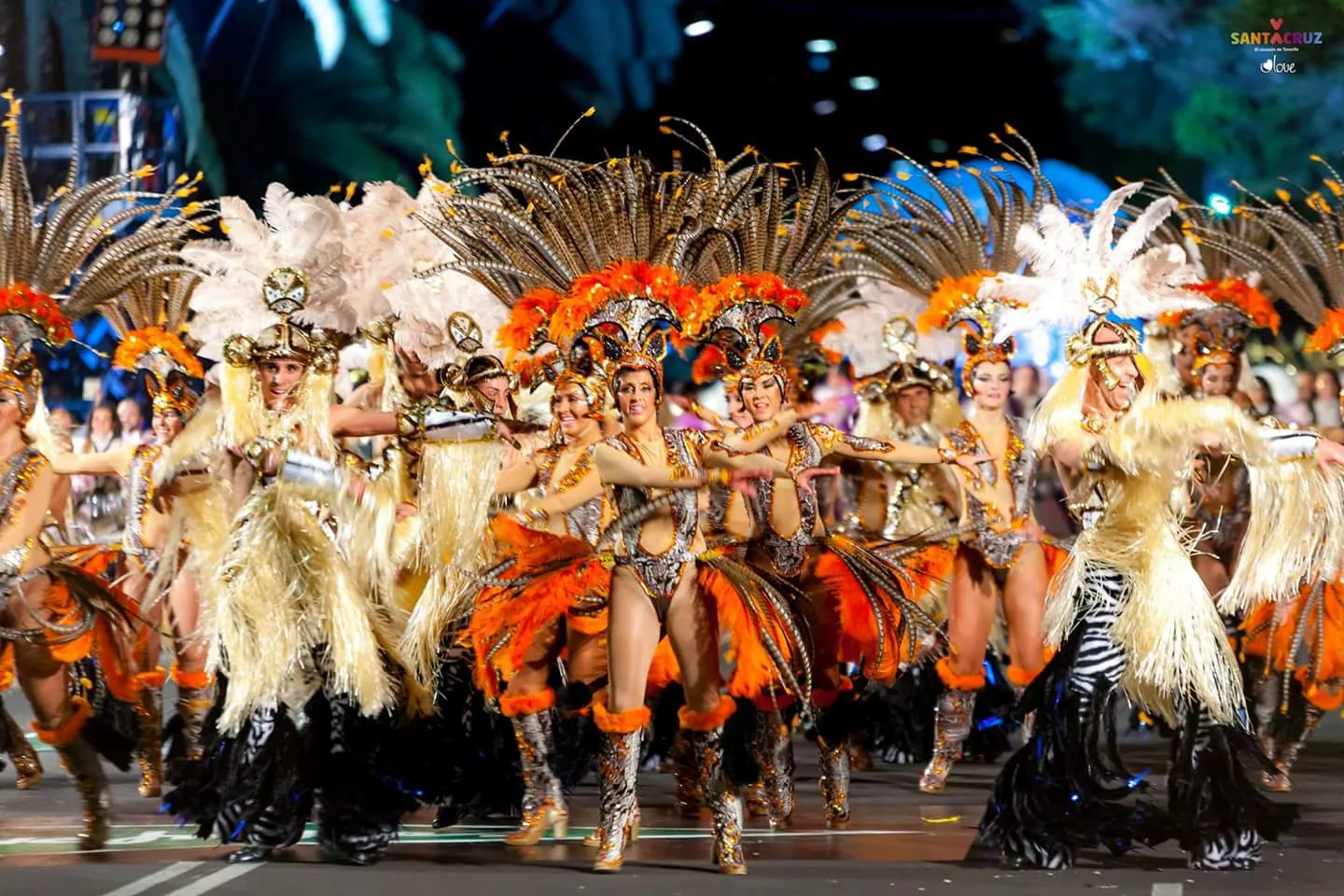 Gran cabalgata con carrozas y comparsas recorriendo Santa Cruz de Tenerife durante el carnaval